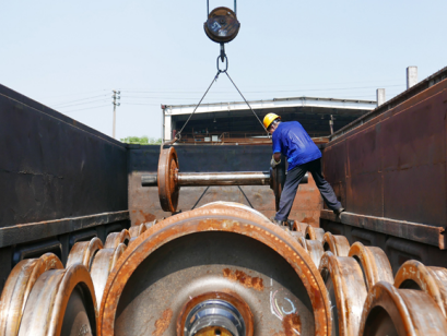 鐵路車輪車間廠區利用安全鉤吊運輪對