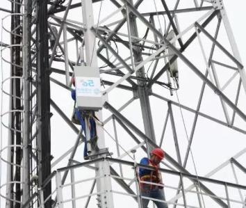 抓繩器在5G天饋設(shè)備吊裝中起到了防墜落效果